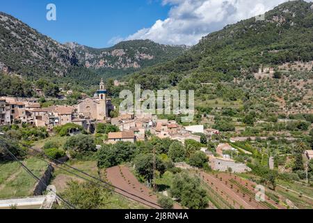 East Valldemossa mit der Kirche Sant Bartomeu im Zentrum und terrassenförmig angelegter Landwirtschaft im UNESCO-Weltkulturerbe Serra de Trumantana Gebirge Stockfoto