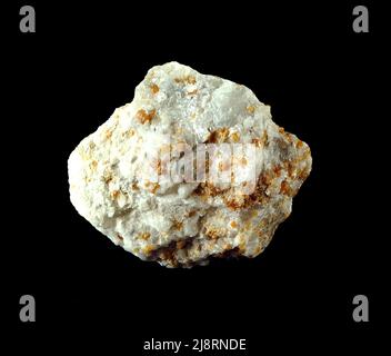 Norbergit mit Calcit aus Franklin, New Jersey. Das weiße Mineral in dieser Probe ist Calcit, CaCO3. Das dunklere braun-rote Mineral ist Norbergit, Mg3SiO4(F, OH)2, ein Mineral, das zur Humitgruppe gehört. Diese Probe stammt aus Franklin, New Jersey, einer weltberühmten Gegend, die viele spektakuläre Mineralarten hervorgebracht hat. Diese Probe ist etwa 3,5 cm breit. Stockfoto