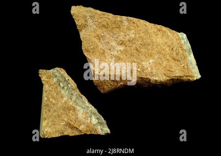 Hardystonit mit Wilemite aus Franklin, New Jersey Diese Proben aus Franklin, New Jersey, USA, sind überwiegend brauner Hardystonit Ca2ZnSi2O7 mit helleren Adern von Wilemite, Zn2SiO4. Hardystonit ist ein seltenes Mineral, das mit dem Gehlenit verwandt ist. Es ist bei Museen und Mineraliensammlern beliebt, weil es dunkelviolett unter kurzwelligem ultraviolettem Licht fluoresziert. Das kleinere Exemplar hat einen Durchmesser von etwa 5 cm. Stockfoto