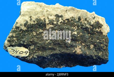 Franklinit und Calcit, aus Franklin, New Jersey, USA. Diese Probe enthält auffälligen schwarzen Franklinit, ein Spinalmineral mit Zusammensetzung (Zn,Fe,Mn)(Fe,Mn)2O4, und Calcit. Es stammt aus dem berühmten Minen- und Minerallagergebiet bei Franklin, New Jersey. Das Exemplar hat einen Durchmesser von etwa 11 cm. Stockfoto