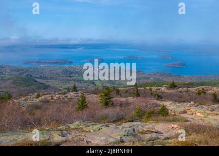 Acadia National Park Luftaufnahme einschließlich Bar Harbor Stadt, Bar Island und Porcupine Inseln auf dem Cadillac Berg in Maine ME, USA. Stockfoto