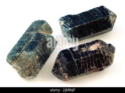 Große Apatit-Kristalle, Bahia State, Brasilien. Apatit ist in allen Gesteinsarten weit verbreitet; igneos, sedimentär und metamorph, aber in der Regel nur kleine disseminierte Körner oder kryptokristalline Fragmente. Große, gut geformte Kristalle können jedoch in bestimmten Kontakt-metamorphen Gesteinen gefunden werden. Sehr edle Apatit-Kristalle können als Edelsteine geschnitten werden, aber die Weichheit von Apatit verhindert eine weite Verbreitung oder Akzeptanz von Apatit als Edelstein. Diese hexagonalen prismatischen Kristalle haben eine Länge von 6 cm. Apatit, Ca5(PO4)3(OH,F,Cl) ist das häufigste Phosphatmineral. Stockfoto