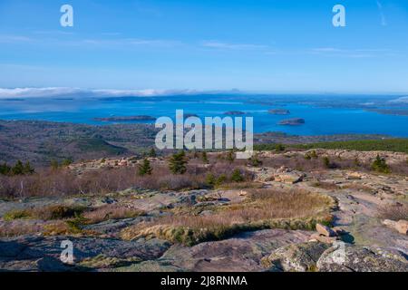 Acadia National Park Luftaufnahme einschließlich Bar Harbor Stadt, Bar Island und Porcupine Inseln auf dem Cadillac Berg in Maine ME, USA. Stockfoto