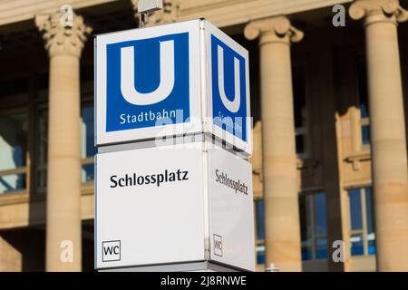 Stuttgart, Deutschland - 27. Jul 2021: Schild mit Hinweis auf den Eingang zur U-Bahn-Station Schlossplatz. Stockfoto