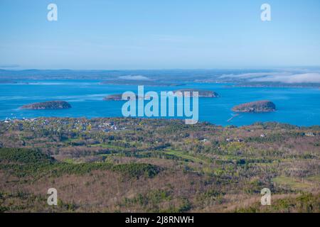 Acadia National Park Luftaufnahme einschließlich Bar Harbor Stadt, Bar Island und Porcupine Inseln auf dem Cadillac Berg in Maine ME, USA. Stockfoto