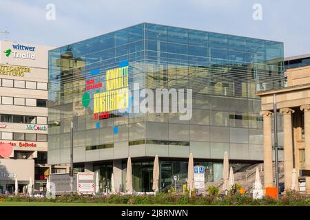 Stuttgart, Deutschland - 27. Jul 2021: Blick auf das Kunstmuseum Stuttgart. Ein beliebtes Museum mit moderner und zeitgenössischer Kunst Stockfoto