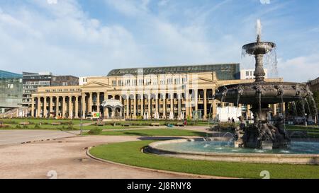 Stuttgart, Deutschland - 27. Jul 2021: Königsbau-Gebäude mit Springbrunnen im Vordergrund. Am Schlossplatz, im Stadtzentrum von Stuttgart gelegen. Stockfoto