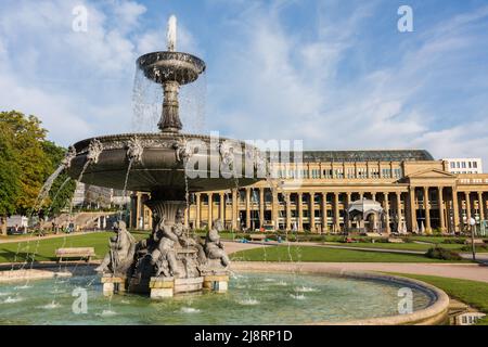 Stuttgart, Deutschland - 27. Jul 2021: Brunnen am Schlossplatz Stuttgart. Im Hintergrund der sogenannte Königsbau. Stockfoto