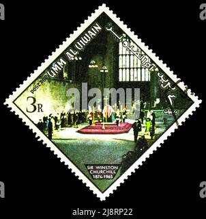 MOSKAU, RUSSLAND - 14. MAI 2022: Briefmarke gedruckt in Umm al-Qiwain zeigt liegend im Staat, Westminster Hall, Sir Winston Churchill, 1. Todesanno Stockfoto