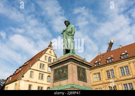 Stuttgart, Deutschland - 27. Jul 2021: Blick auf das Schillerdenkmal in der Stuttgarter Innenstadt. Stockfoto