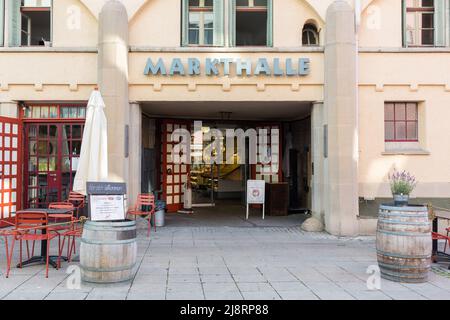 Stuttgart, Deutschland - 27. Jul 2021: Blick auf den Eingang der Markthalle. Beliebtes Ziel für Einheimische und Touristen. Stockfoto