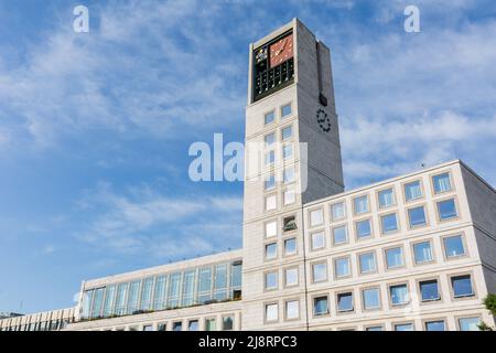 Stuttgart, Deutschland - 27. Jul 2021: Blick auf das Stuttgarter Rathaus mit blauem Himmel. Stockfoto