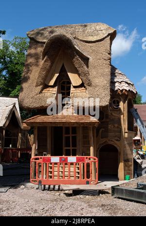 Englefield Green, Egham, Surrey, Großbritannien. 17.. Mai 2022. Ein reetgedeckten Cottage im Bau in einem großen neuen Kinderspielplatz im Savill Garden. Quelle: Maureen McLean/Alamy Live News Stockfoto