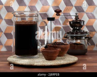 Zubereitung von kaltgebrühtem Kaffee mit Milch in einer französischen Presse, auch bekannt als cafetière, Kaffeepresse oder Kaffeekolben Stockfoto