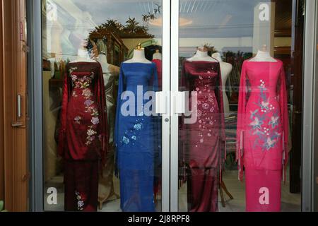 Schaufensterpuppen in einem Geschäft, das Songket und Damenbekleidung in Bukittinggi, West Sumatra, Indonesien verkauft. Stockfoto