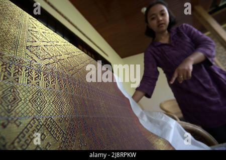 Ein hochkarätige Songket-Stoff mit goldenem Garn im Erika Rianti Songket Studio in Bukittinggi, West Sumatra, Indonesien. Stockfoto