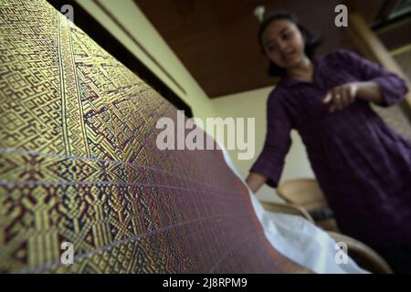 Ein hochkarätige Songket-Stoff mit goldenem Garn im Erika Rianti Songket Studio in Bukittinggi, West Sumatra, Indonesien. Stockfoto