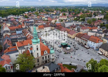 Evangelische Kirche und Marktplatz in der Altstadt von Pszczyna in Schlesien in Polen Stockfoto