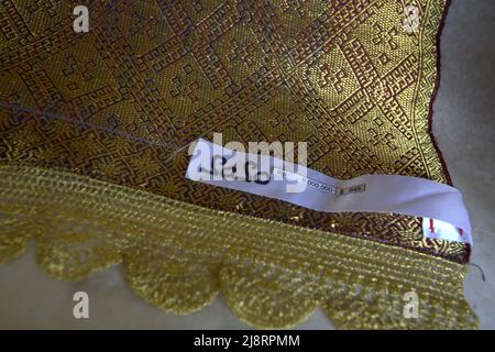 Ein hochkarätige Songket-Stoff mit goldenem Garn im Erika Rianti Songket Studio in Bukittinggi, West Sumatra, Indonesien. Stockfoto