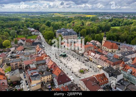 Altstadt von Pszczyna Stadt in Schlesien Region von Polen, Blick auf den Marktplatz, Schloss, evangelische Kirche und Allerheiligen-Kirche Stockfoto