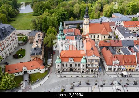 Evangelische Kirche und Allerheiligenkirche in der Altstadt von Pszczyna in Schlesien in Polen Stockfoto