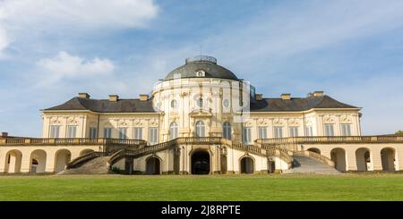 Stuttgart, Deutschland - 27. Jul 2021: Panorama des Schlosses Solitude (Schloss Solitude). Ein gutes Beispiel für die Architektur von Rokoko. Stockfoto