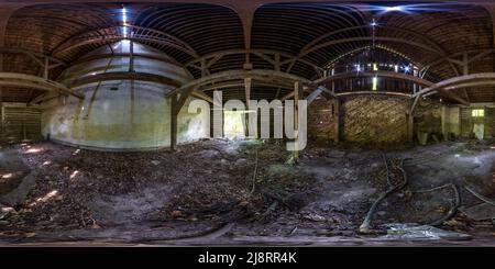 360 Grad Panorama Ansicht von 360 hdr-Panorama im verlassenen verfallenen hölzernen Hangar oder altem Gebäude in vollnahtlosem sphärischem hdri-Panorama in äquirequeckiger Projektion