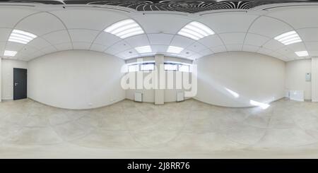 360 Grad Panorama Ansicht von Full nahtlose spherical hdri 360 Panorama im Inneren des leeren weißen Raumes mit Reparatur für Büro oder in äquirequeckigen Projektion zu speichern,