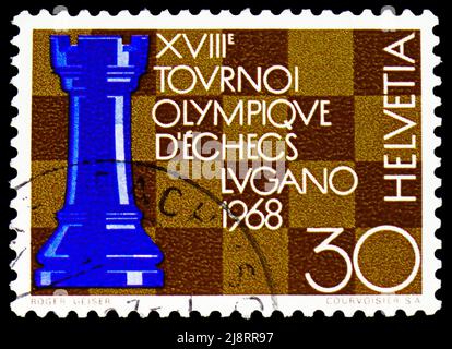 MOSKAU, RUSSLAND - 14. MAI 2022: In der Schweiz gedruckte Briefmarke zeigt Rook und Schachbrett, Schacholympiade Lugano Serie, um 1968 Stockfoto