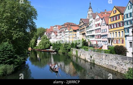 18. Mai 2022, Baden-Württemberg, Tübingen: Bei strahlendem Sonnenschein segelt ein Kahnboot auf dem Neckar in Tübingen. Foto: Bernd Weißbrod/dpa Quelle: dpa picture Alliance/Alamy Live News Stockfoto