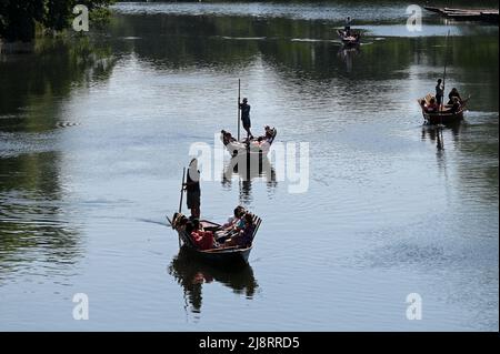 18. Mai 2022, Baden-Württemberg, Tübingen: Bei strahlendem Sonnenschein segeln Stechkahner auf dem Neckar in Tübingen. Foto: Bernd Weißbrod/dpa Quelle: dpa picture Alliance/Alamy Live News Stockfoto