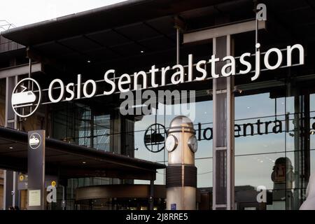 Oslo, Norwegen. 01. Mai 2022: Logo des Bahnhofsnamens „Oslo Sentralstasjon“ am Eingang des Osloer Hauptbahnhofs. Stockfoto