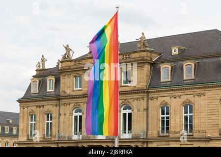 Stuttgart, Deutschland - 27. Jul 2021: LGTB-Flagge vor dem Neuen Schloss. Kurz vor dem Start des CSD Stuttgart 2021 aufgenommen. Stockfoto