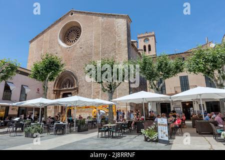Cafés und Restaurants in Placa Major (Hauptplatz der Stadt) bei der Kirche Santa Maria in Pollenca im UNESCO-Weltkulturerbe Serra de Trumantana Berge Stockfoto