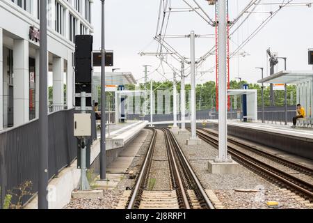 Stuttgart, Deutschland - 28. Jul 2021: Blick auf den Schienen in Richtung U-Bahn-Station Stadtbibliothek. Stockfoto