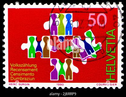 MOSKAU, RUSSLAND - 14. MAI 2022: Die in der Schweiz gedruckte Briefmarke zeigt Puzzleteile mit stilisierten Menschen, Census of Population Serie, circa Stockfoto