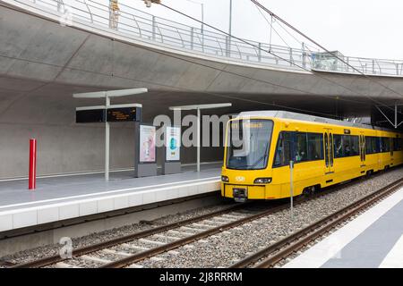 Stuttgart, Deutschland - 28. Jul 2021: Gelbe U-Bahn am Bahnhof Staatsgalerie. Stockfoto