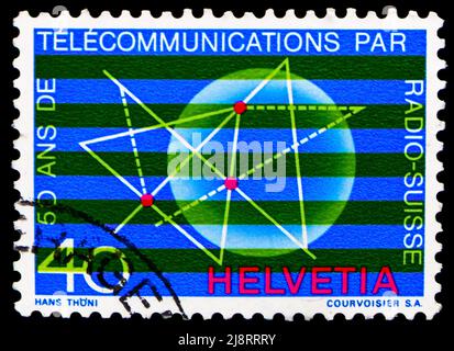 MOSKAU, RUSSLAND - 14. MAI 2022: In der Schweiz gedruckte Briefmarke zeigt schematische Darstellung der Telekommunikation, Schweizer Radio-Serie, um 1971 Stockfoto