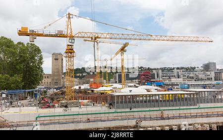 Stuttgart, Deutschland - 28. Jul 2021: Krane auf der Baustelle des Stuttgarter Hauptbahnhofs. Stockfoto