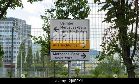 Stuttgart, Deutschland - 28. Jul 2021: Wegweiser zu mehreren Mercedes-Benz Werken in Stuttgart. Symbol für den Daimler-Konzern. Stockfoto