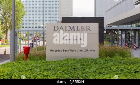 Stuttgart, 28. Juli 2021: Daimler unterzeichnet am Hauptsitz (Konzernzentrale) in Stuttgart. Stockfoto