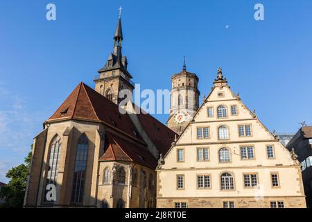 Stuttgart, 29. Jul 2021: Stiftskirche (links, Stiftskirche) und Prinzenbau, am Stuttgarter Schiller-Platz gelegen. Stockfoto