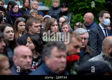 Kiew, Ukraine. 18.. Mai 2022. Die Menschen zollen dem 95. unabhängigen Offizier der Luftangriffsbrigade, LT Denys Antipov, ihren letzten Respekt, der bei der Verteidigung der territorialen Integrität und Unabhängigkeit der Ukraine von russischen Eindringlingen in der Nähe des Dorfes Dowhenke, Region Charkiw, in der Nikolaikirche im Askold's Grave Park, Kiew, Hauptstadt der Ukraine, umgekommen ist, 18. Mai 2022. Foto von Yevhen Kotenko/Ukrinform/ABACAPRESS.COM Credit: Abaca Press/Alamy Live News Stockfoto