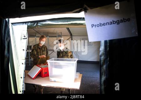 Leer, Deutschland. 18.. Mai 2022. Die Musterlieferung in einem für die Übung aufgestellten Logistikzentrum. Der Landkreis leer und die Bundeswehr haben sich auf eine zivil-militärische Zusammenarbeit zur Bekämpfung von Tierseuchen geeinigt. An der Übung, bei der ein Ausbruch der Maul- und Klauenseuche simuliert wird, sind nicht nur der Bezirk und die Bundeswehr, sondern auch die Feuerwehr, das Technische Hilfswerk und Tierärzte beteiligt. Quelle: Sina Schuldt/dpa/Alamy Live News Stockfoto