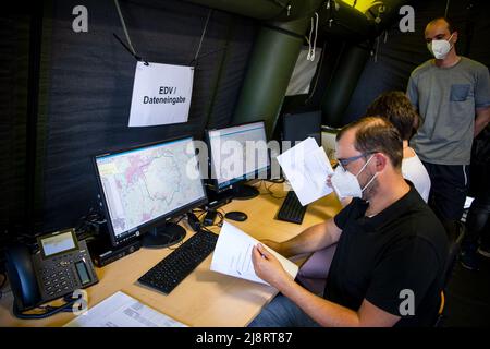 Leer, Deutschland. 18.. Mai 2022. Die Daten werden in einem Logistikzentrum gesammelt, das für die Übung eingerichtet ist. Der Landkreis leer und die Bundeswehr haben sich auf eine zivil-militärische Zusammenarbeit zur Bekämpfung von Tierseuchen geeinigt. An der Übung, bei der ein Ausbruch der Maul- und Klauenseuche simuliert wird, sind nicht nur der Bezirk und die Bundeswehr, sondern auch die Feuerwehr, das Technische Hilfswerk und Tierärzte beteiligt. Quelle: Sina Schuldt/dpa/Alamy Live News Stockfoto