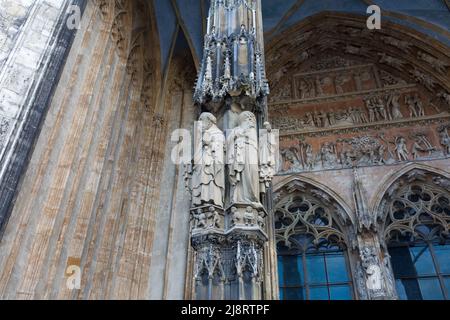 Ulm, Deutschland - 8. Aug 2021: Blick auf die Skulpturen auf der linken Seite des Hauptportals des Ulmer Doms. Stockfoto