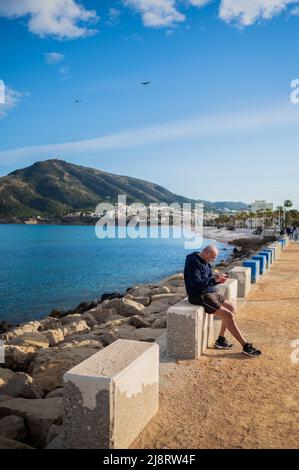 Strandpromenade, die Altea mit Albir, Alicante, Spanien verbindet Stockfoto