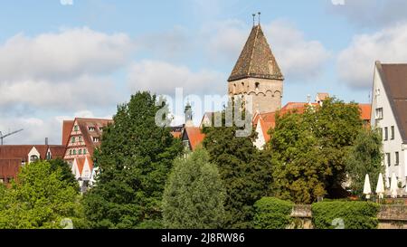 Ulm, Deutschland - 8. Aug 2021: Blick auf die historische Innenstadt von Ulm. Der Turm heißt Metzgerturm. Stockfoto