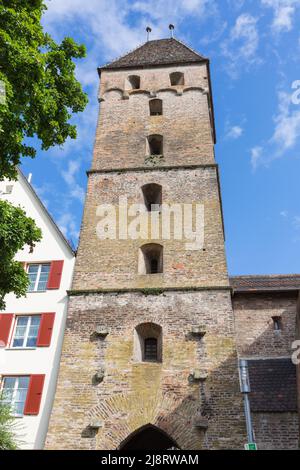 Ulm, Deutschland - 8. Aug 2021: Blick auf den sogenannten Metzgerturm. Ein historischer Turm aus dem Jahr 1340. Stockfoto