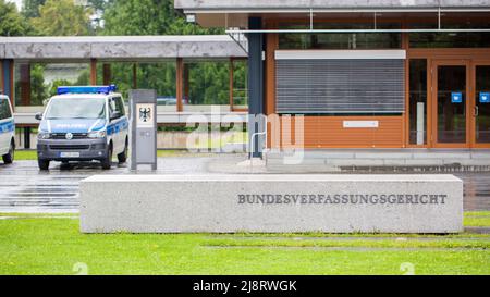 Karlsruhe, Deutschland - 28. August 2021: Bundesverfassungsgericht unterzeichnen. Mit Teilen eines Bürogebäudes und einem Polizeiauto in der Halle Stockfoto